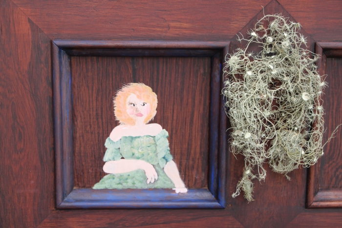 Le piano du salon - portrait de la demoiselle de la maison et lichen en médaillon