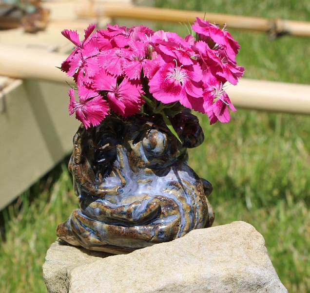 petit être en pot - grès - expo dans le jardin du Jongleur d'Etoiles